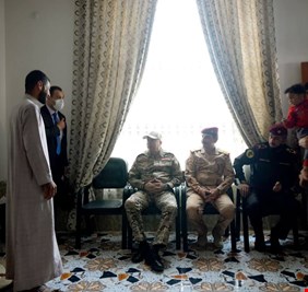 بالصور.. الكاظمي يتفقّد عدداً من منازل المواطنين في الرطبة