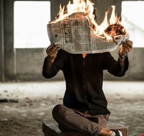 تُجهدك التغطيات الإعلامية وتستنزفك نفسياً؟ 10 نصائح لحماية صحتك العقلية