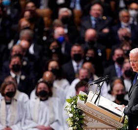 بايدن في جنازة أولبرايت يذكر بردة فعل البولنديين عند سماع اسمها