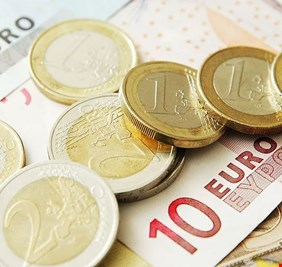 اليورو ينخفض لادنى مستوى له منذ 5 سنوات