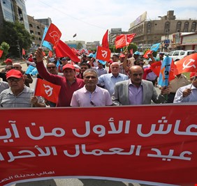 بالفيديو .. الطبقة العاملة العراقية تحتفل في يوم عيدها العالمي بمسيرة حاشدة، والرايات الحمر تتزاحم في شوارع بغداد