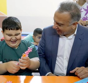 بالصور .. الكاظمي يلتقي مجموعة من أطفال مرضى التوحّد في بغداد ويقدم لهم الهدايا بمناسبة العيد