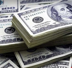 الدولار يقترب من أعلى مستوى له منذ 20 عاماً