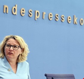 ألمانيا تحذر من ملايين الضحايا بـ