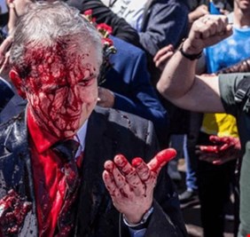 وارسو.. تعرض سفير روسيا للرش بمادة حمراء من قبل ناشطين