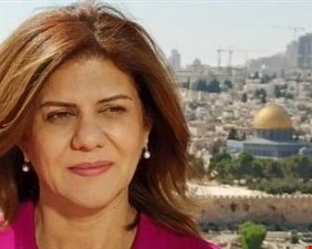 الصحفي علي السمودي يروي تفاصيل إطلاق النار عليه وعلى شيرين أبو عاقلة