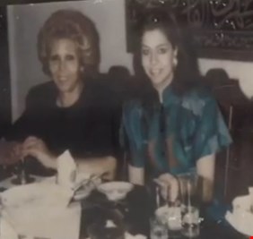 فيما كان العراقيون يموتون على الجبهات المشتعلة مع ايران.. رغد وامها تشتريان كل ذهب الكويت - بالفيديو -