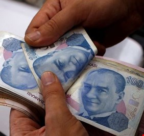 الليرة التركية تواصل انهيارها