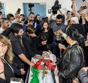 شرطة الاحتلال الإسرائيلي تقتحم تشييع جثمان شيرين أبو عاقلة