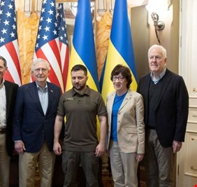 زيلينسكي يلتقي في كييف زعيم الأقلية الجمهورية بمجلس الشيوخ الأميركي