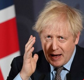 جونسون مُصر على ترحيل اللاجئين إلى رواندا.. أبلغ العشرات منهم بموعد السفر رغم الانتقادات