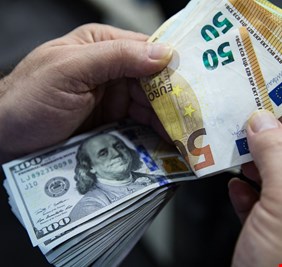 لأول مرة منذ عقدين.. الدولار على وشك التساوي مع اليورو