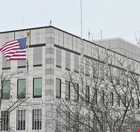 واشنطن تعيد فتح سفارتها في كييف بعد إغلاق استمر ثلاثة أشهر