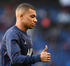 ساعات تفصل مبابي عن إعلان التجديد مع باريس