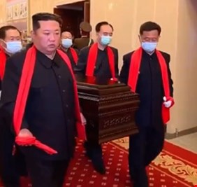 كيم جونغ أون يحضر جنازة مارشال في الجيش الكوري