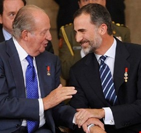 أول لقاء منذ سنتين.. العاهل الإسباني السابق خوان كارلوس يلتقي ابنه الملك فيليبي السادس