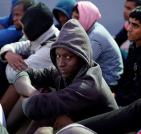 تمهيداً لإرسالهم جماعات إلى رواندا.. بريطانيا تنقل جميع طالبي اللجوء إلى مراكز احتجاز