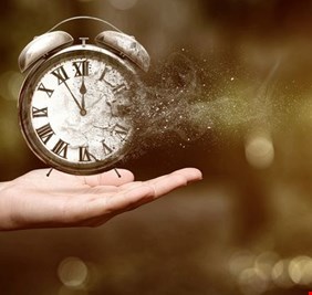 نحن نعيش في الماضي والسفر عبر الزمن ممكن نظرياً.. 11 حقيقة لم تكن تعرفها عن الوقت