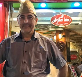 اربيل تعتقل رضا علوان صاحب أشهر مقهى ثقافي عراقي .. والمرصد العراقي للحريات الصحفية يطالب الحكومة الإتحادية بالتدخل