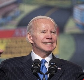 بايدن يحظر في مرسوم رئاسي استخدام الشرطة لأسلوب الخنق