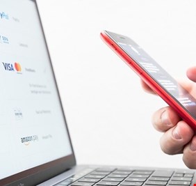 دفع الفواتير عبر الهاتف المحمول يعرضك للإفراط في الإنفاق