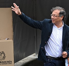 كولومبيا.. اليساري غوستافو بيترو يفوز في الجولة الأولى من الانتخابات الرئاسية