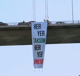 لافتة على جسر البسفور تستفز أردوغان.. ماذا تضمنت؟