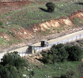 عناصر من الجيش الإسرائيلي واللبناني يشهرون أسلحتهم على بعضهم البعض عند الحدود