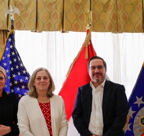 السفيرة الداهية رومانوسكي تبدأ بلقاء الكبار في بغداد..  تنسيق مع بريطانيا ولقاء مع بلاسخارت