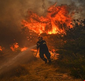 الحرائق تهدد ضواحي جنوب أثينا