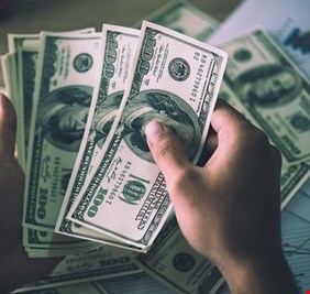 العراق يمتلك 65 مليار دولار في بنك أمريكي.. وقانوني يحدد طرق استعادتها