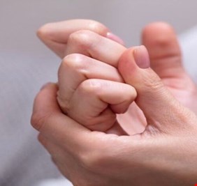 فرقعة الأصابع.. دراسة تحسم الجدل وتكشف النتائج