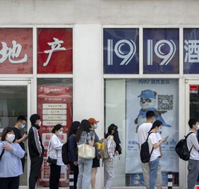 بكين ترفع القيود المفروضة لمكافحة كورونا