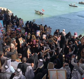 مئات العوائل في موقع حادثة سبايكر الأليمة.. بكاء وعويل وغضب!