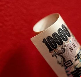 الين الياباني يتراجع مقابل الدولار الأمريكي لأدنى مستوى منذ 1998