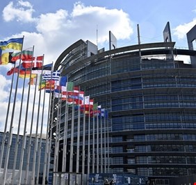 المفوضية الأوروبية تبدأ مناقشاتها حول التوصية بوضع 
