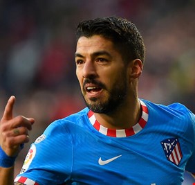 سواريز يعرض خدماته على عملاق الدوري الإيطالي