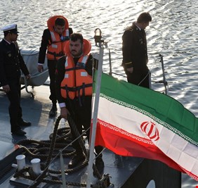 مهرّبة من دولة عربية.. إيران توقف سفينة أسلحة 