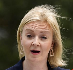 الخارجية البريطانية تعد بمواصلة إمدادات أسلحة إلى أوكرانيا