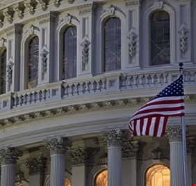 أعضاء من الحزبين بمجلس الشيوخ الأمريكي يعدون مشروع قانون يقيّد حيازة الأسلحة