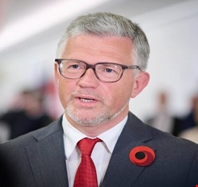 عقب مقارنته المستشار الألماني بـ