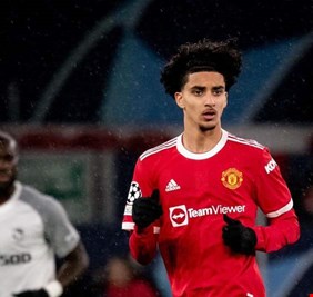 مانشستر يونايتد يجدد للعراقي زيدان إقبال حتى 2025