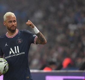 قائد منتخب البرازيل يوجه نصيحة لنيمار قد تخلصه من 