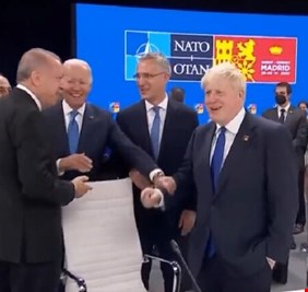 أردوغان مشيرا إلى جونسون على هامش قمة الناتو: هذا من سيجلب لنا العار