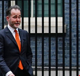 جونسون يواجه فضيحة جديدة مع استقالة نائب برلماني