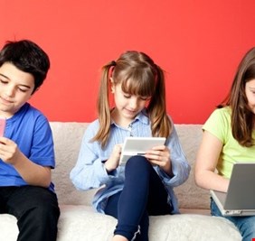 ما تأثير الأجهزة الذكية على الصحة النفسية وسعادة الأطفال؟