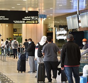 السعودية... مطالبات بمحاسبة المسؤولين وتعويض المسافرين بعد أزمة مطار الملك خالد