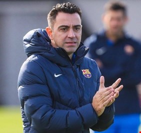 تشافي يبلغ لاعب برشلونة بقرار صعب