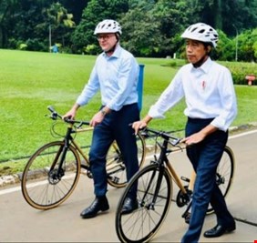 دبلوماسية الدراجات.. إندونيسيا وأستراليا بنزهة تقارب في بيئة متوترة