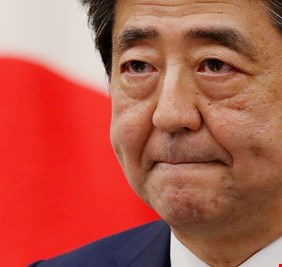 إصابة رئيس الوزراء السابق شينزو آبي إثر إطلاق النار عليه ونقله إلى المستشفى في حالة حرجة